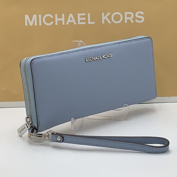 MICHAEL KORS LARGE TRAVEL CONTINENTAL WRISTLET PALE BLUE COLOR - Picture 2 of 11
